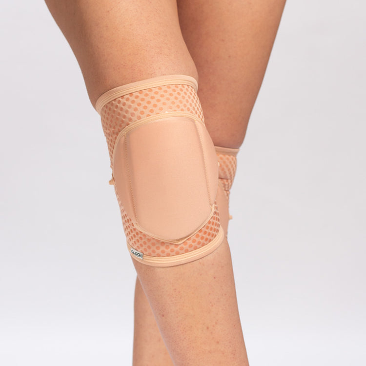 Grippy knee pads – Nude-Latte